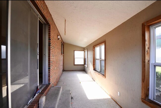 Foto del edificio - COMING SOON! Corner lot home with fenced b...