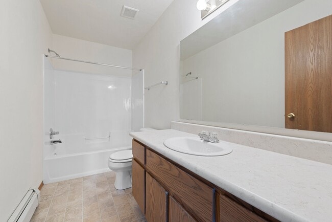 Baño A - Burgundy Chateau Senior Apartments