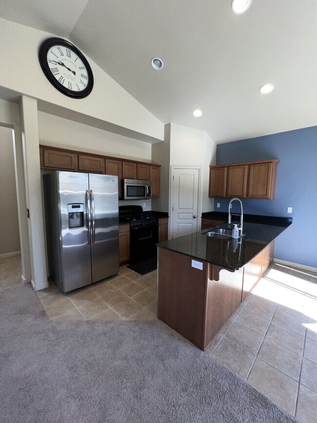 Foto del edificio - Spacious 6-Bedroom Home with 2 Kitchens in...