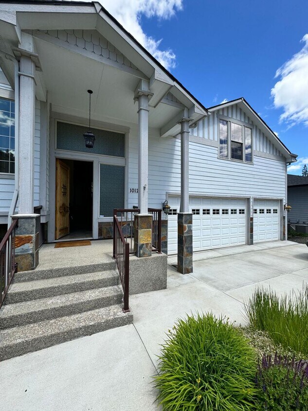 Primary Photo - Qualchan Hills Modern Split Level Home