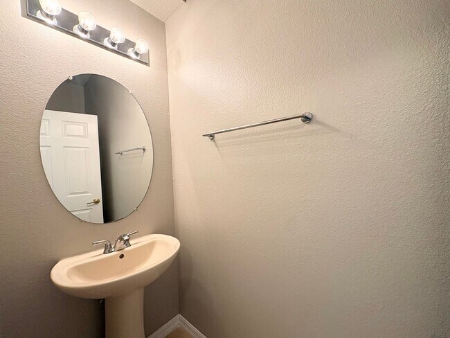 Foto del edificio - Gated 3B/2.5B Sanford Townhome ~ Fresh paint! ~ New flooring!