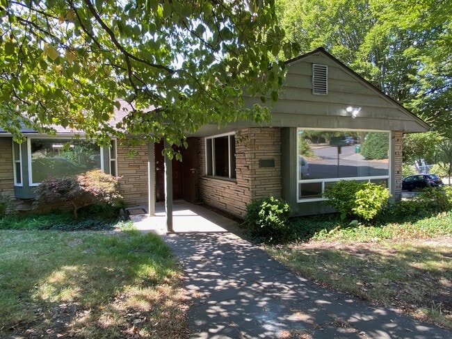 Building Photo - 2733 Franklin Ave E