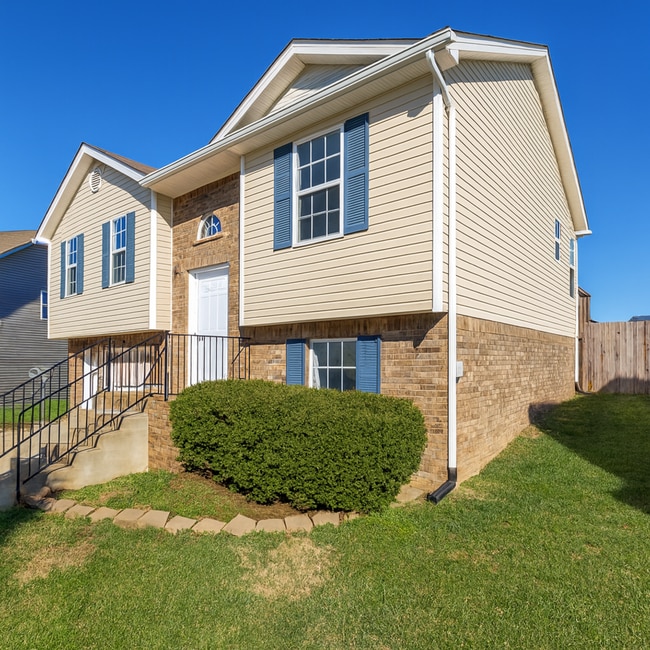 Building Photo - $1900 - 4 Beds 3 Bath + Bonus Room w/ Massive Fenced Yard