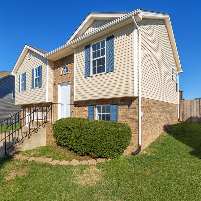 Foto del edificio - $1900 - 4 Beds 3 Bath + Bonus Room w/ Massive Fenced Yard