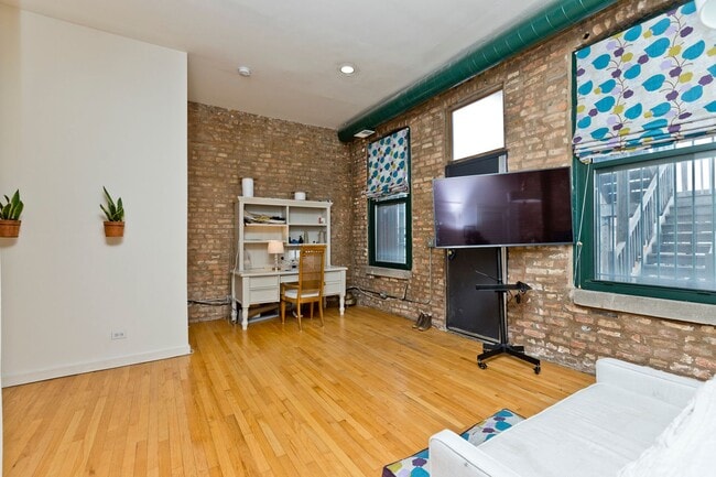 Building Photo - 1470 N Milwaukee Ave