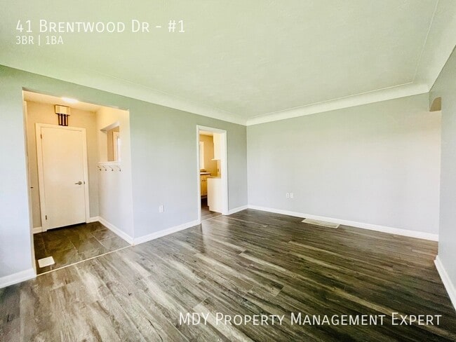 Photo du bâtiment - Spacious upper unit for rent!