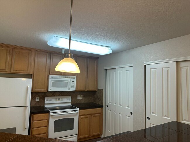 Foto del edificio - Updated upper floor condo with great south...