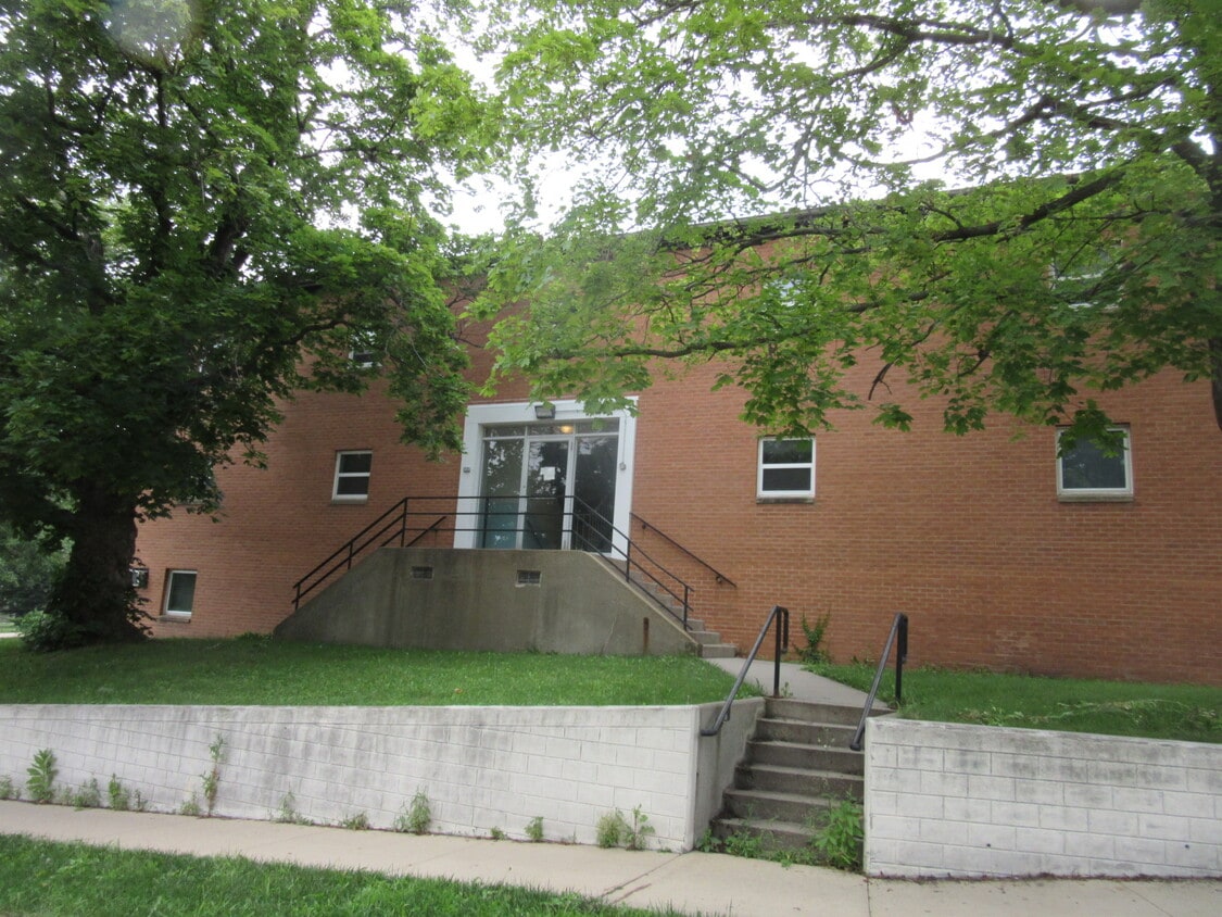 5 Woolf Ave Unit Apt 3, Iowa City, IA 52246 Apartments in Iowa City, IA