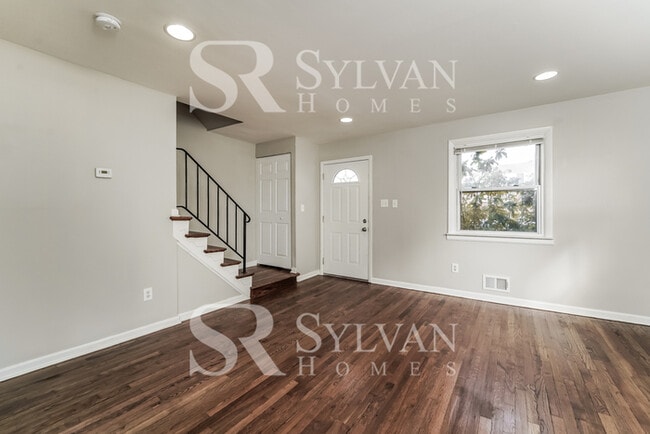 Building Photo - This inviting 4 bedroom 2 bathroom home is...