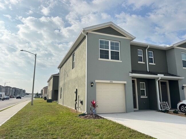 Building Photo - Corner-Unit 3BD with Pool & Internet Included!