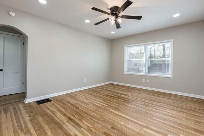 Photo - 2220 Auburn Dr House