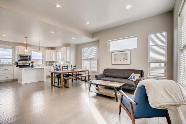 Full View - 2547 Moline St