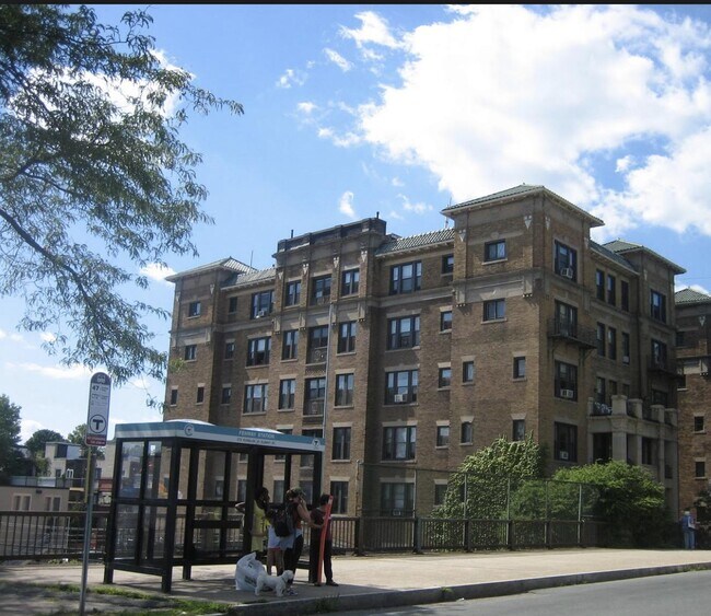 Building Photo - 448 Park Dr