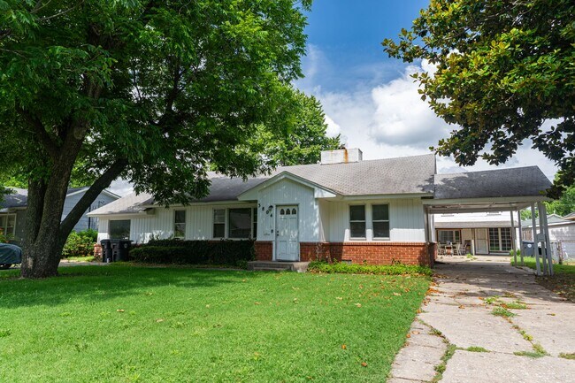 Building Photo - Redmond Duplex