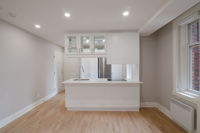Building Photo - 4557 Rue Sherbrooke O