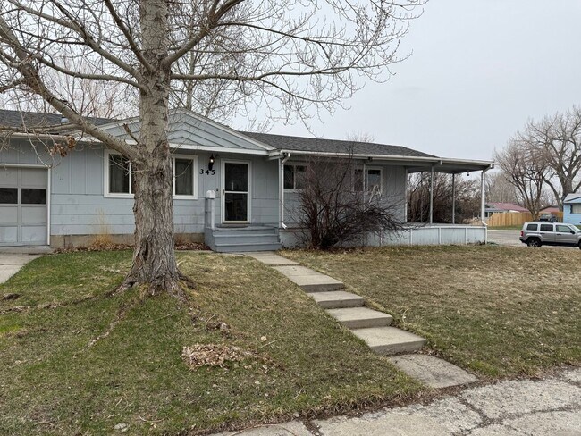 Foto del edificio - 4 Bedroom 2 Bathroom Home on Large Corner Lot with 2 Car Attached Garage In Great Neighborhood In...