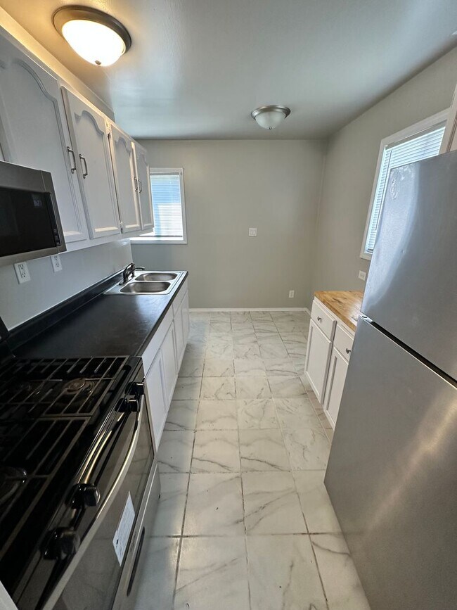 Building Photo - Updated Home with Central Air, Fenced Yard...