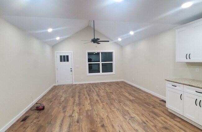 Foto del edificio - 283 Hidden River Ave
