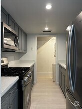 Building Photo - 1305 W 53rd St