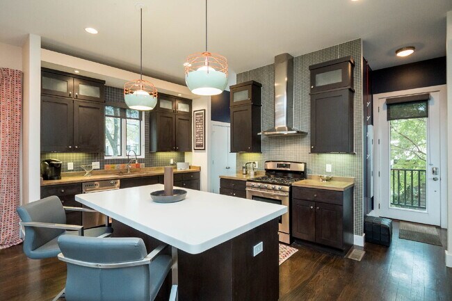 Foto del edificio - Luxury 12 South Brownstone with Courtyard | Rooftop Deck with Fireplace & Scenic Views | 2-Car Ga...