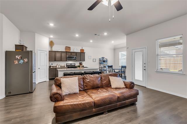 Building Photo - 900 Honey Maple St