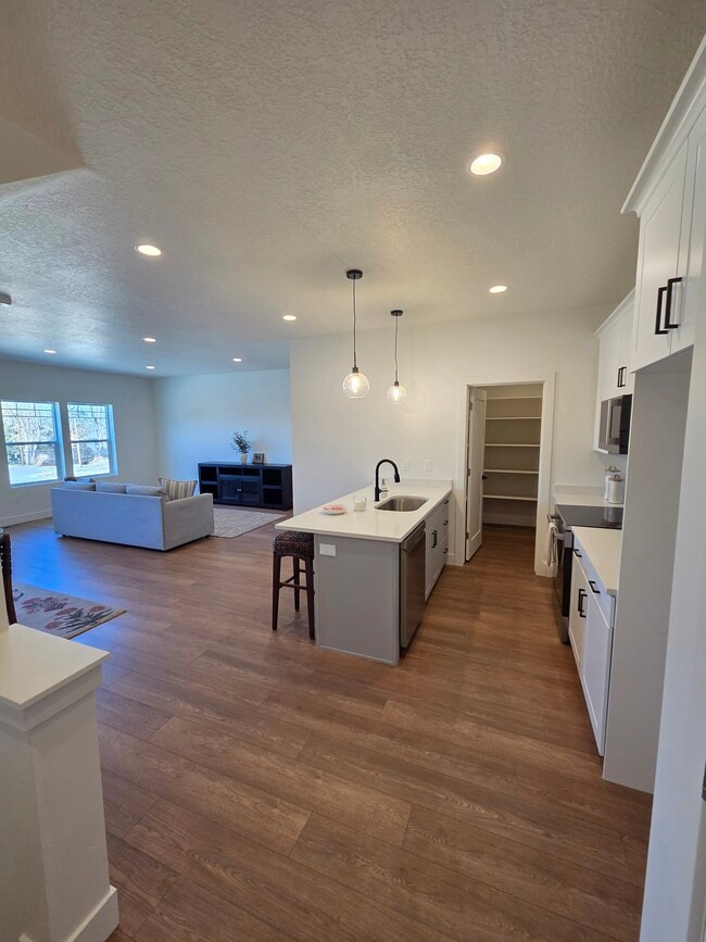 Building Photo - 7613 S 300 E