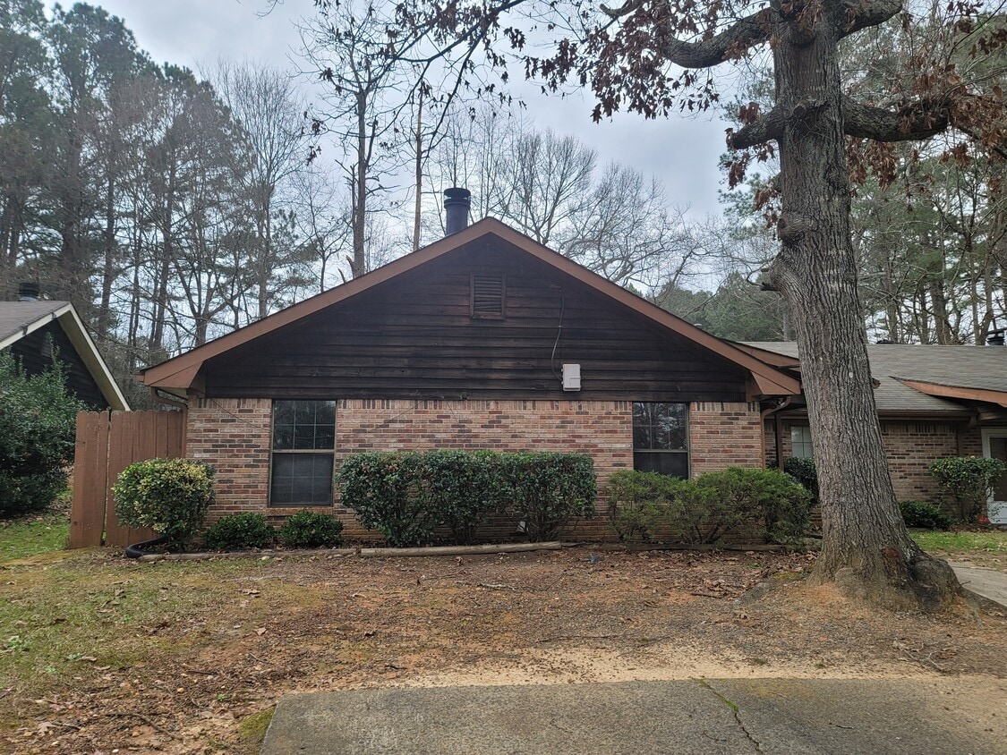 Primary Photo - 205 Kimberly Way SW