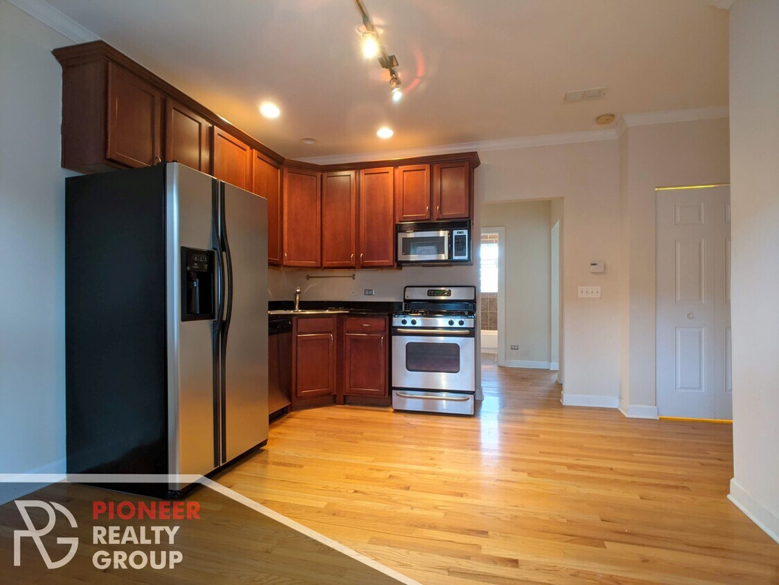 Foto principal - 3300 N Racine Ave