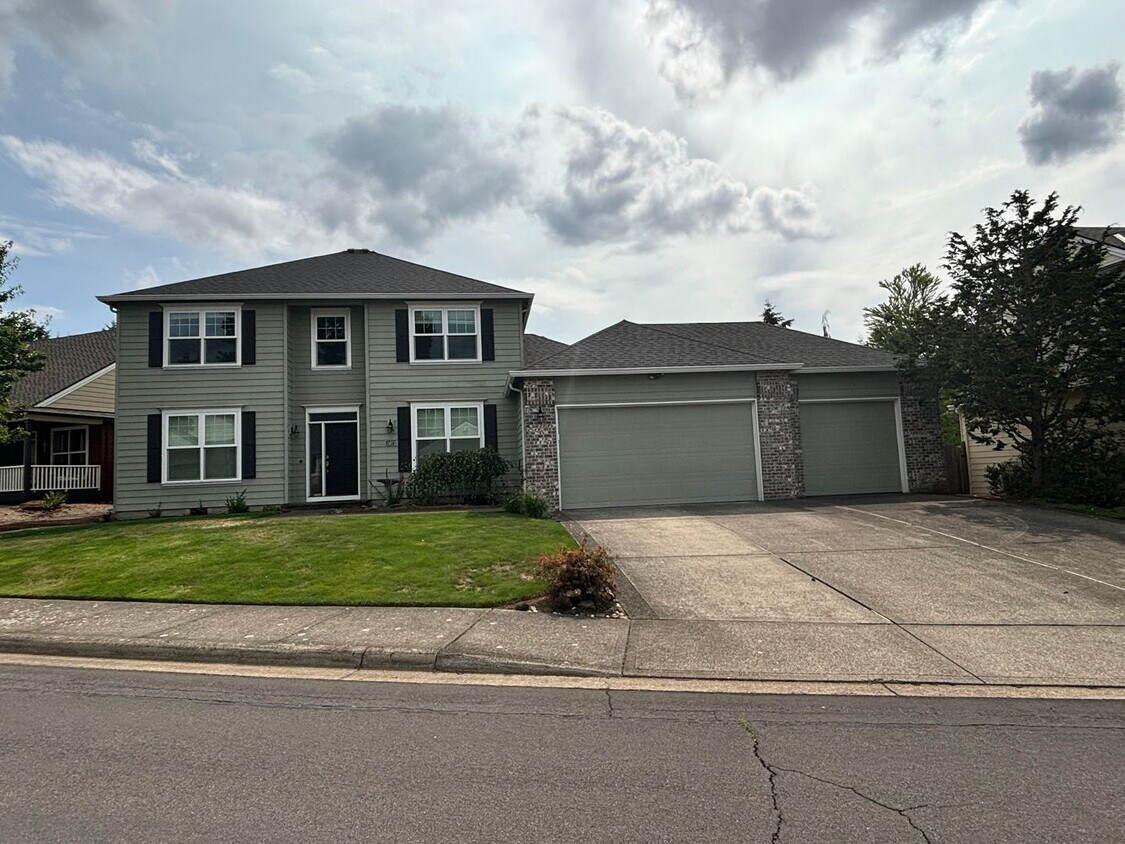 Primary Photo - Large 3 Bedroom +4th Bedroom/ Office in a ...