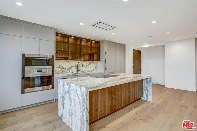 Building Photo - 100 S Doheny Dr