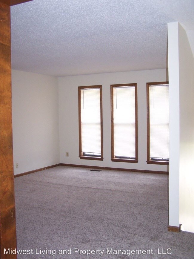 Building Photo - 3 br, 3 bath Apartment - 1118 Ridgeway Dr
