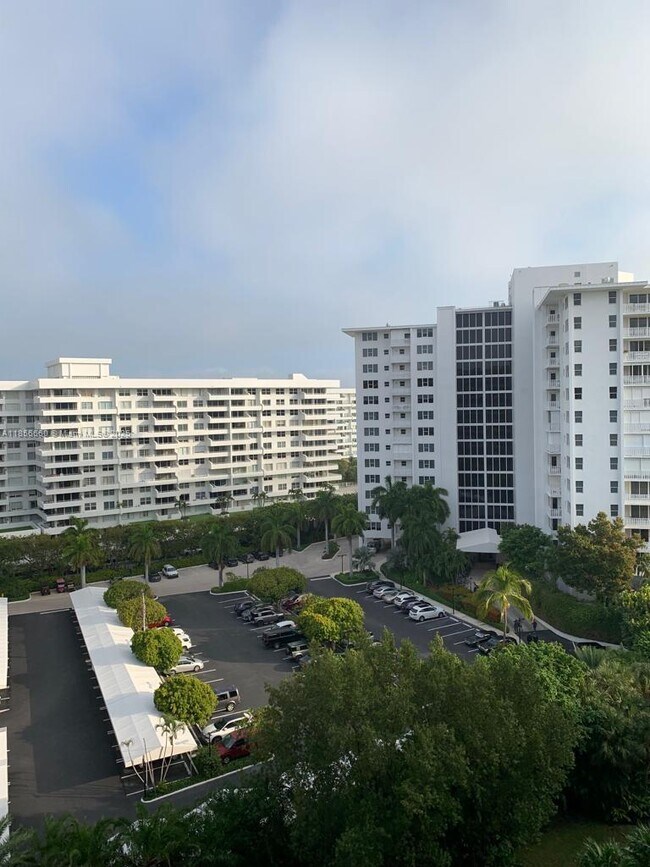 Foto del edificio - 251 Crandon Blvd