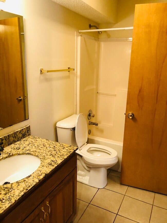 Foto del edificio - Updated 3 bed 2 bath with 2 car garage and a pool!