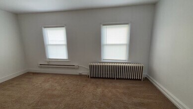 Building Photo - 613 N Plum St