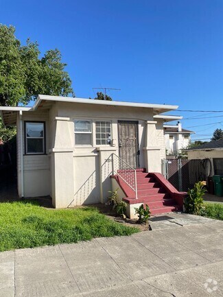 Building Photo - 3550 Maple Ave