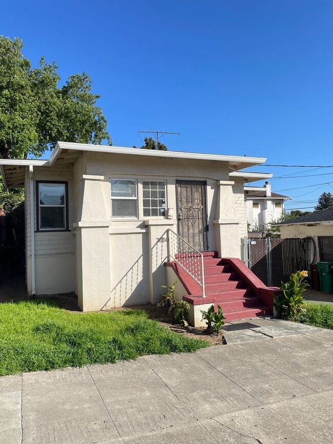 Building Photo - 3550 Maple Ave