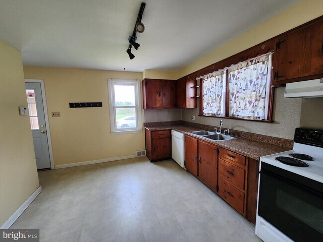 Building Photo - 406 W Woodview Rd
