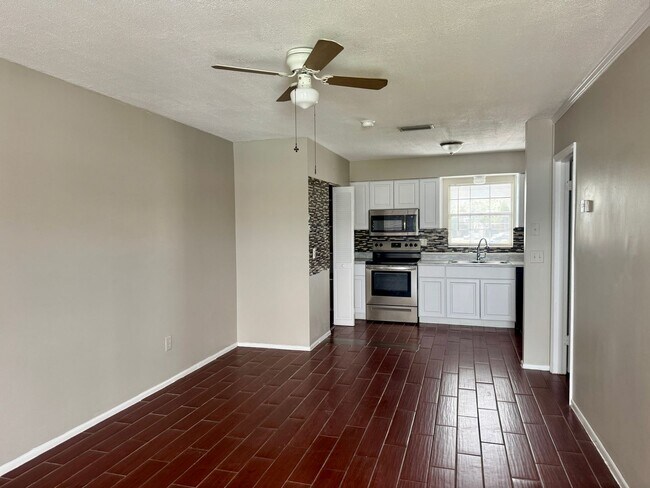 Foto del edificio - 1 Bed/1 Bath Second Floor Condo in recently renovated apartment community!
