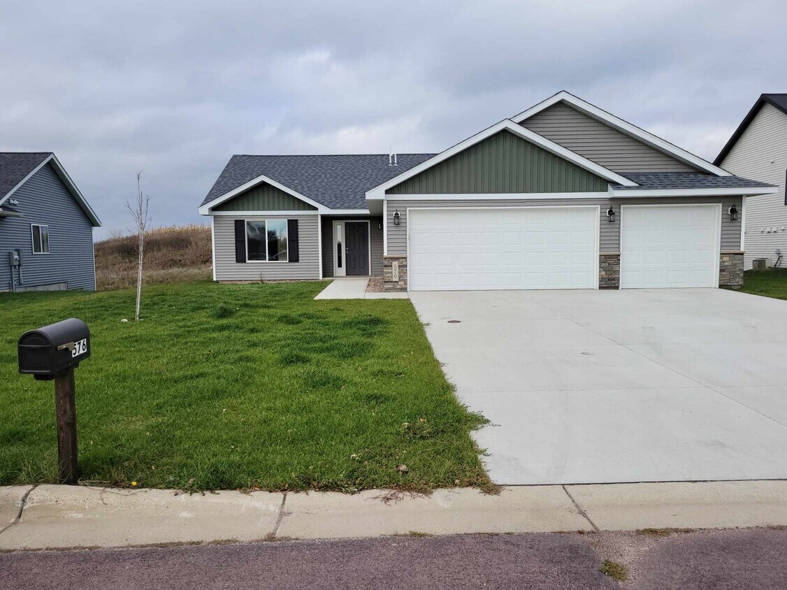 576 Oakwood Dr, Janesville, MN 56048 House Rental in Janesville, MN