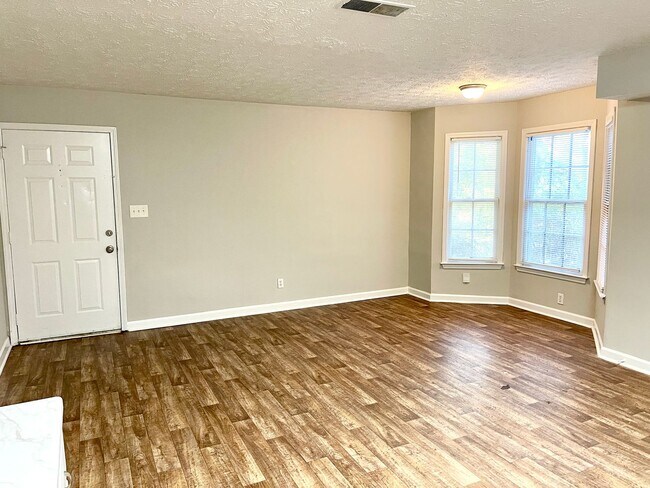 Building Photo - Welcome to this handsome 2 bedroom, 1 bath...