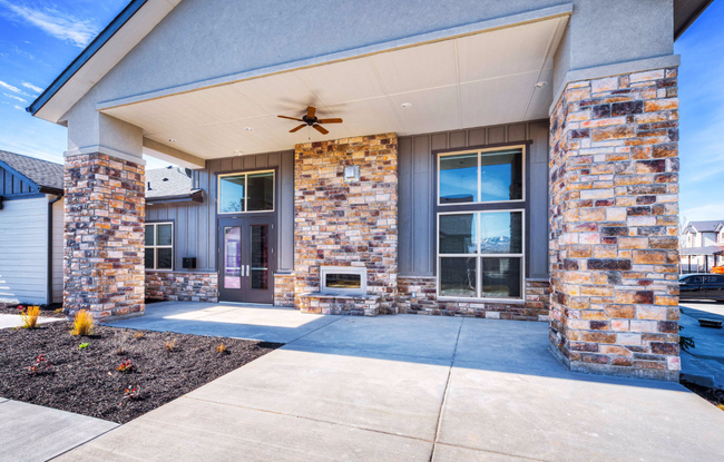 Building Photo - 827 E Riverside Dr