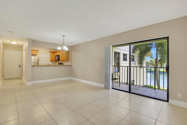 Foto del edificio - 1524 Lake Crystal Dr