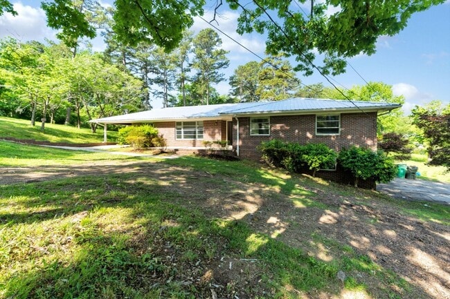 Building Photo - 1900+ Sq Ft of Comfort: Updated 3BR/2BA wi...