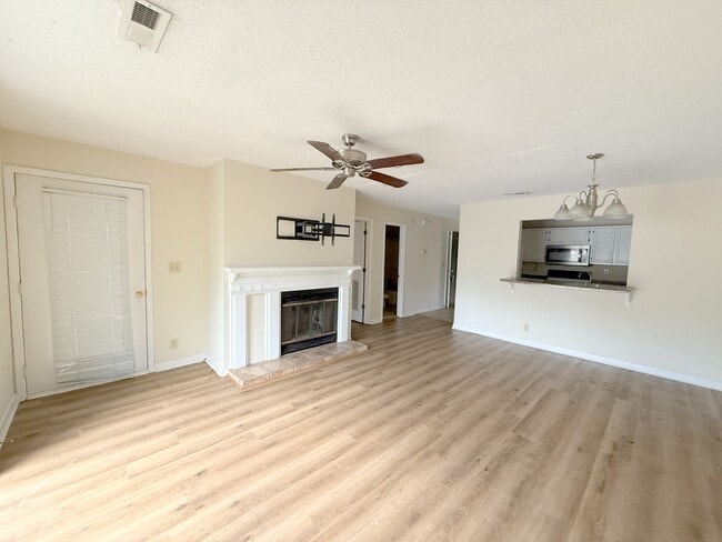 Building Photo - 4975-4977 7 Pine Cir