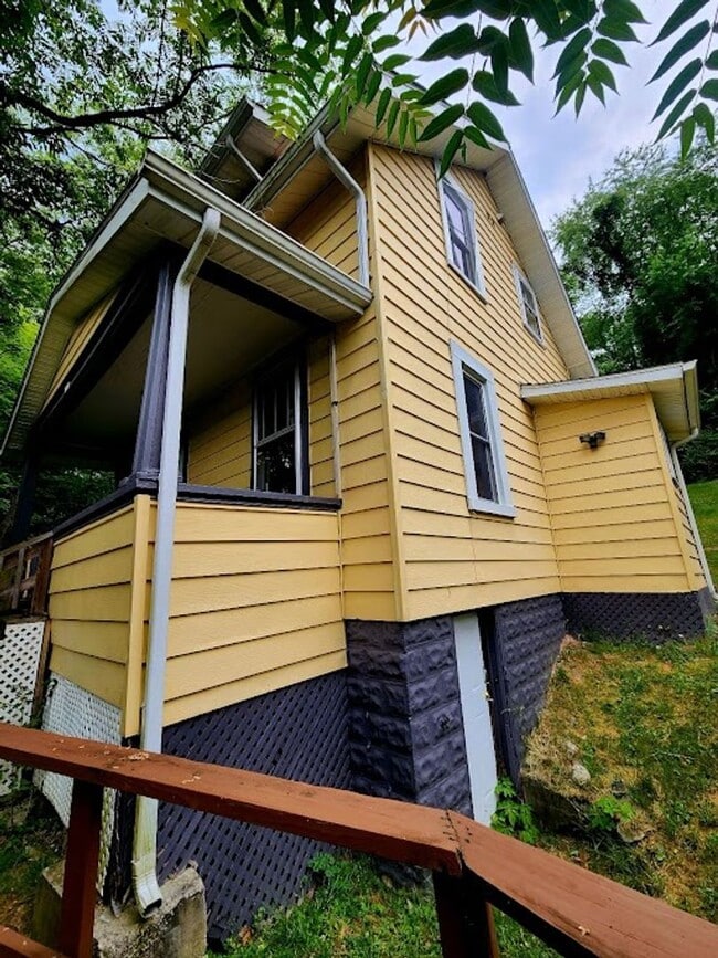 Building Photo - 2 Bedroom House near Downtown - Available NOW
