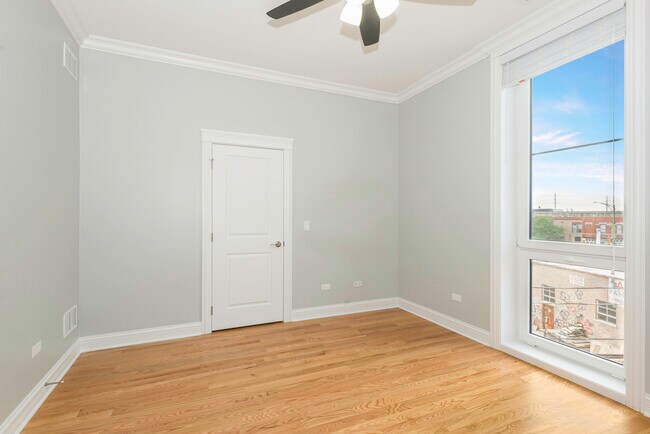 Foto del edificio - 520 N Western Ave