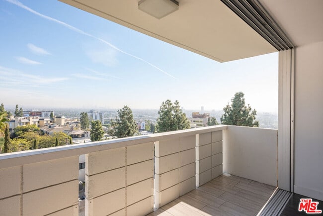 Foto del edificio - 8787 Shoreham Dr