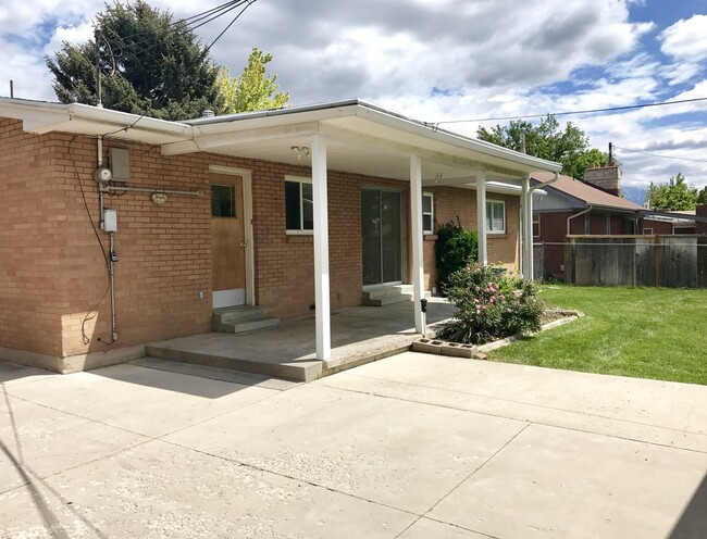 Building Photo - Beautiful Holladay Home