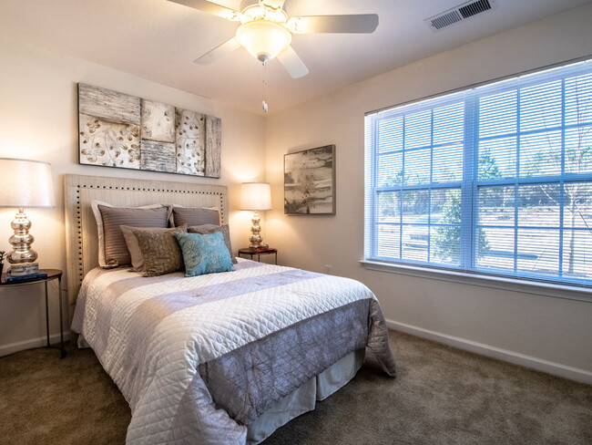 Amplias ventanas en las habitaciones - Killian Lakes Apartments and Townhomes