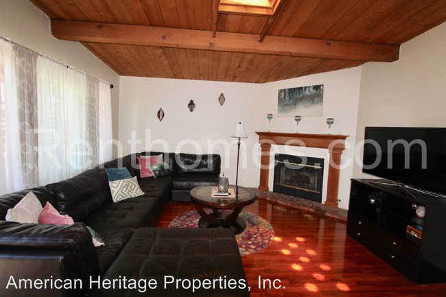 Building Photo - 3 br, 1 bath House - 2437 Laurie Lane